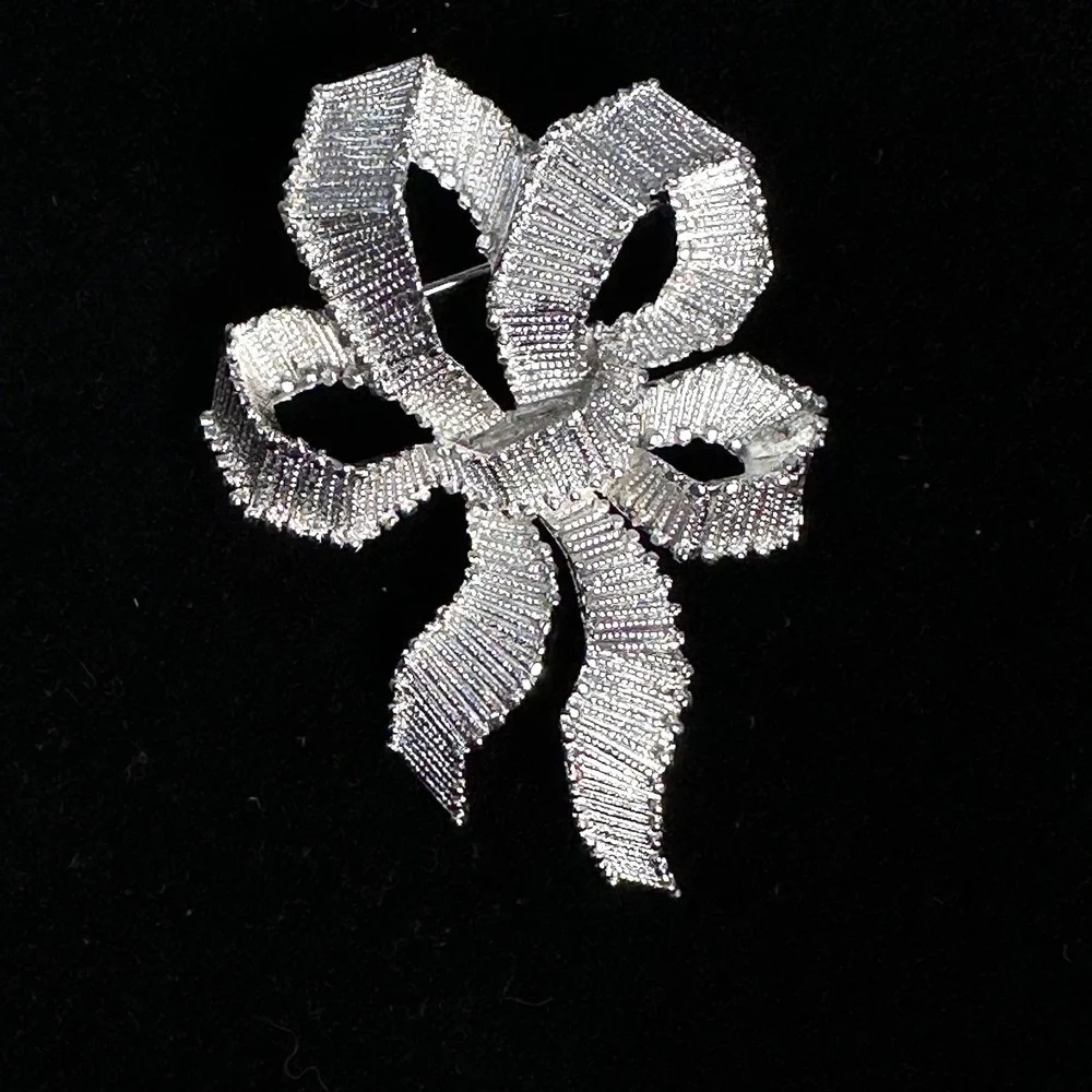 Vintage Signed Trifari‎ Textured Ribbon Bow Brooch Pin Siver Tone